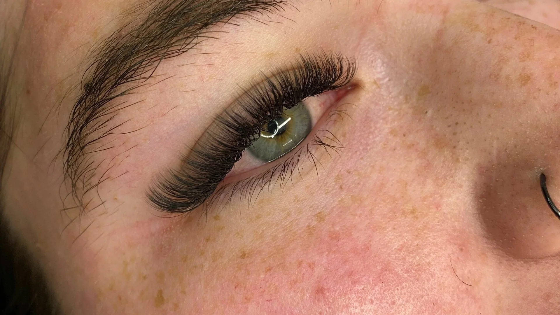 Extensions de cils volume réalisées au Loft Beauté