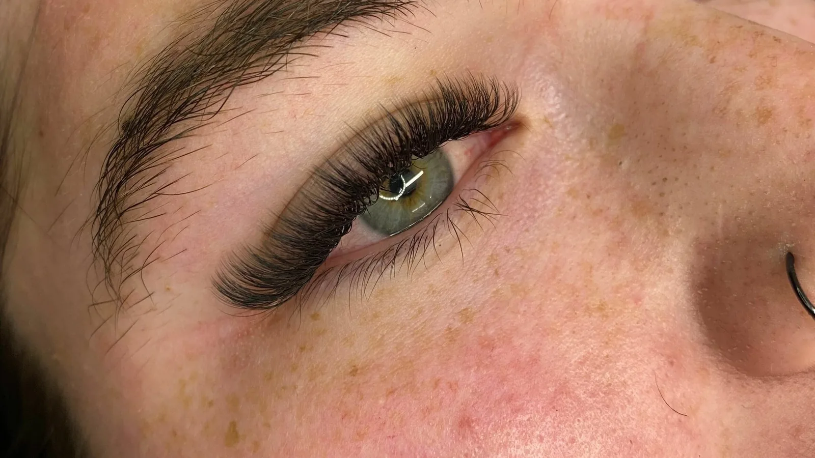 Extensions de cils volume réalisées au Loft
